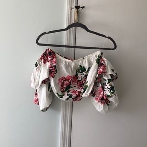 Crop top with puffy sleeves